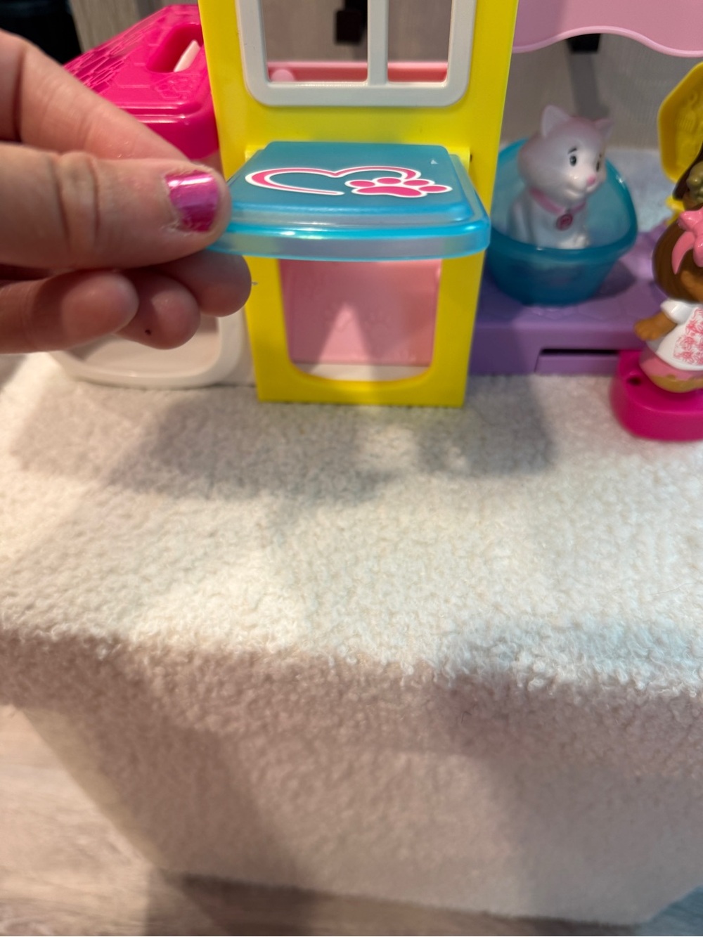 Fisher-Price Little People Pet Grooming Salon Playset Dog Groomer Vet Toy Figure - Picture 9 of 12